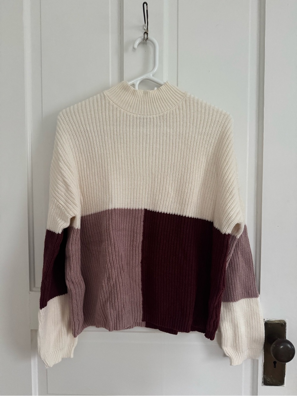 ANDREE BY UNIT Cropped Colorblock Turtleneck Sweater in Cream, Mauve & Plum